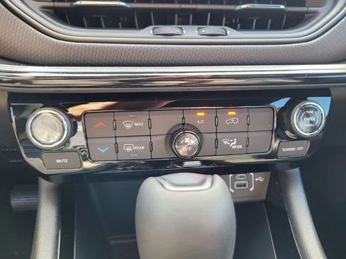Used 2026 Jeep Compass Latitude AWD/4WD image 22