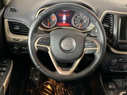 Used 2018 Jeep Cherokee Limited AWD/4WD image 16