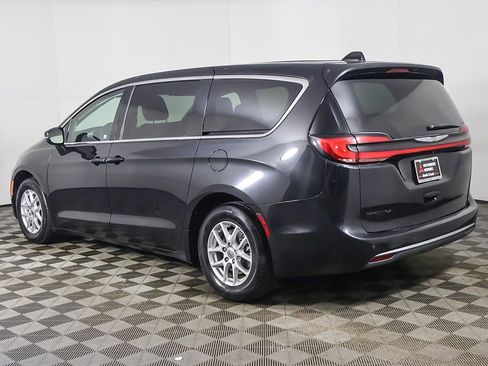 Used 2023 Chrysler Pacifica Touring-L FWD image 10