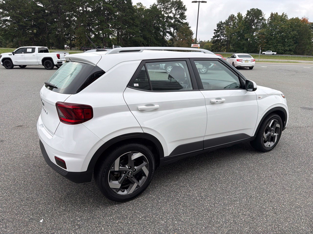 Used 2025 Hyundai Venue SEL FWD image 10