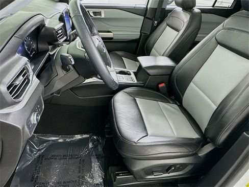 Used 2022 Ford Explorer XLT w/ Equipment Group 202A image 9