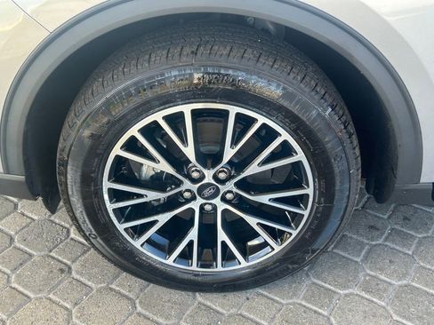 Certified 2024 Ford Escape SE w/ PHEV Premium Package image 19