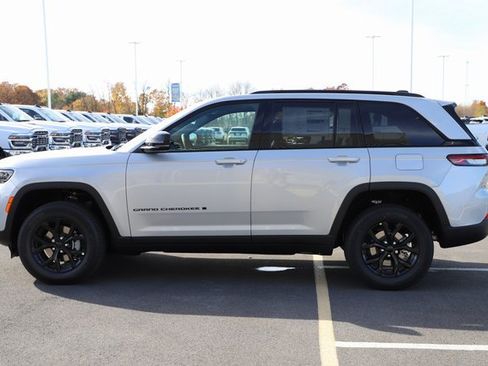 New 2025 Jeep Grand Cherokee Altitude image 3