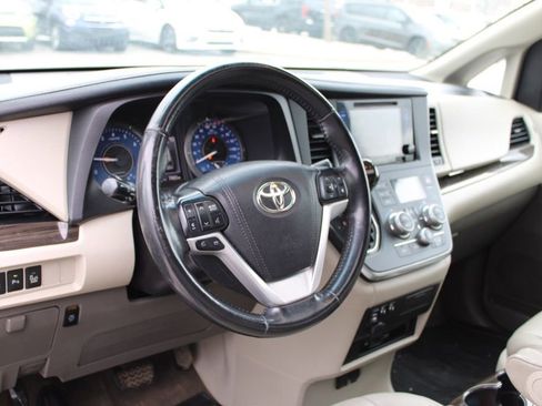 Used 2017 Toyota Sienna XLE Premium image 19