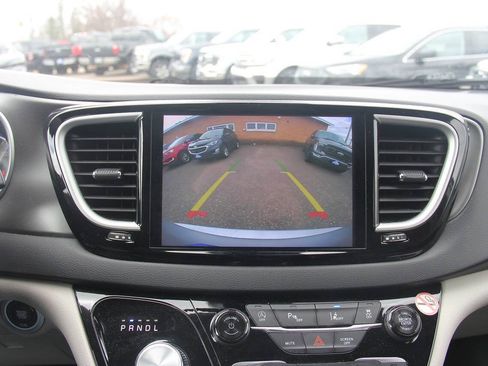 Used 2024 Chrysler Pacifica Touring-L FWD image 39