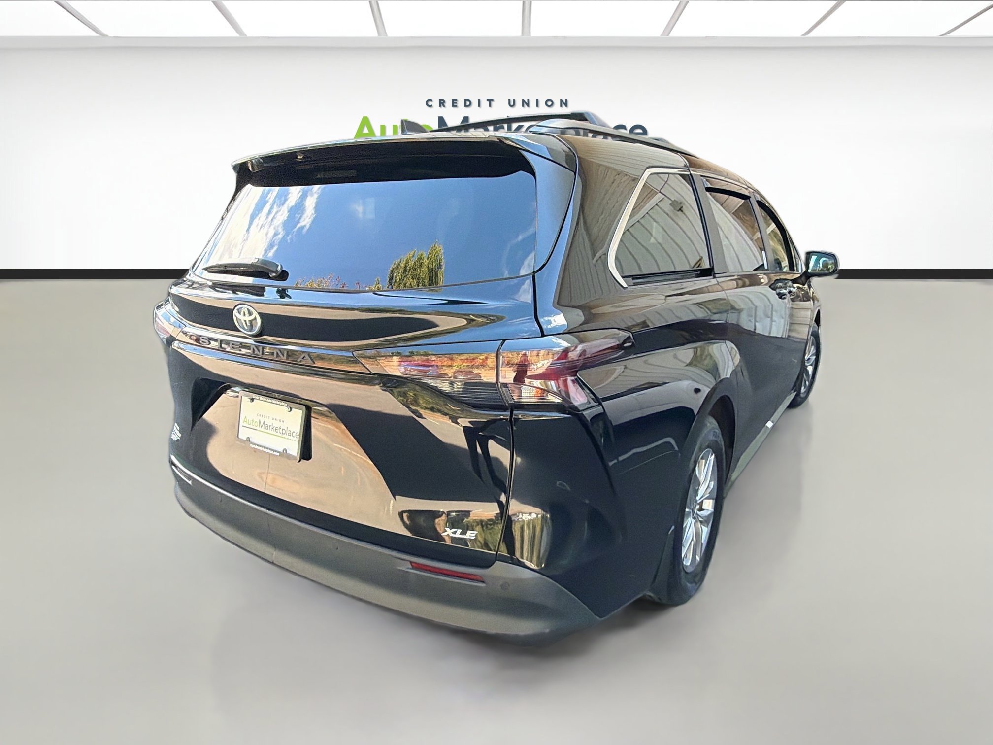Used 2025 Toyota Sienna XLE FWD image 6