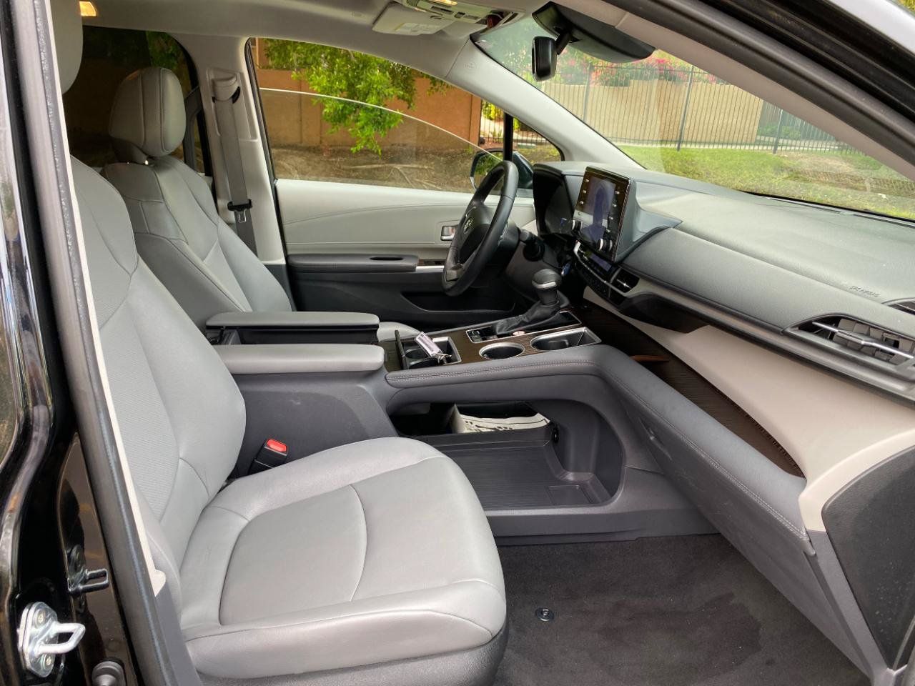 Used 2024 Toyota Sienna XLE FWD image 58