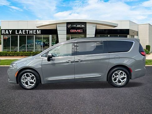 Used 2023 Chrysler Pacifica Limited FWD image 2