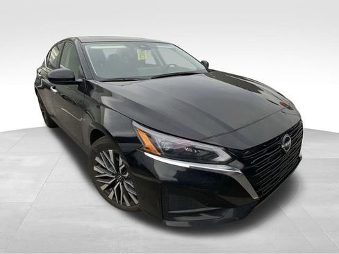 Used 2023 Nissan Altima 2.5 SV w/ SV Premium Package image 16