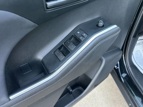 Used 2020 Toyota Highlander LE image 32