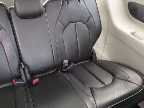 Used 2020 Chrysler Pacifica Limited w/ Tire & Wheel Group image 22