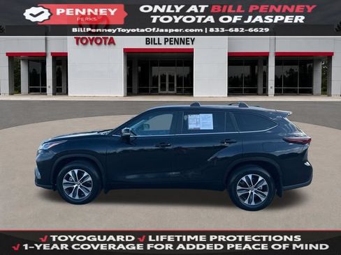 Used 2024 Toyota Highlander XLE FWD image 2