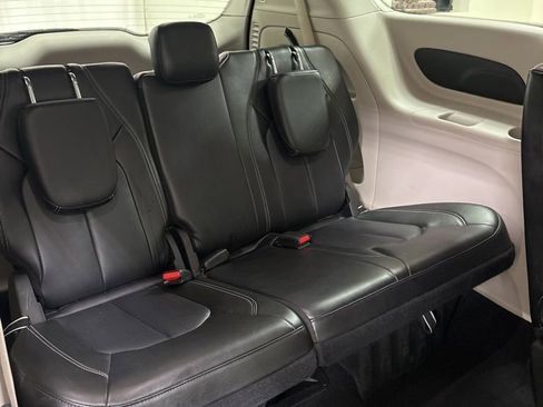 Used 2024 Chrysler Pacifica Touring-L image 35