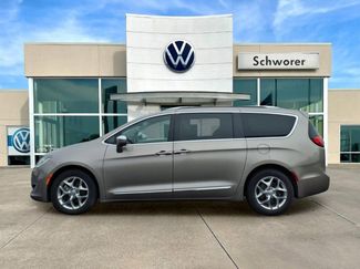 Used 2017 Chrysler Pacifica Limited w/ UConnect Theater Package video 1