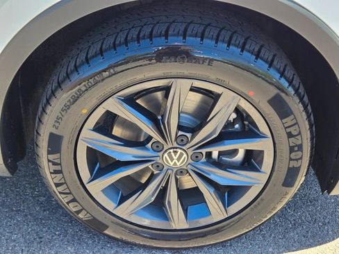 Used 2022 Volkswagen Tiguan SE w/ Panoramic Sunroof Package FWD image 9
