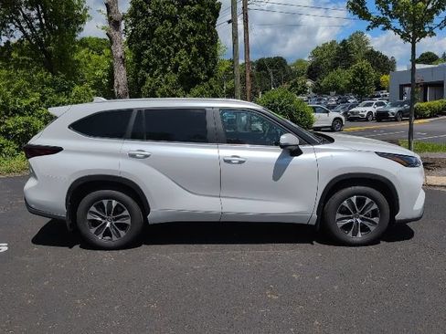Used 2025 Toyota Highlander XLE AWD/4WD image 2