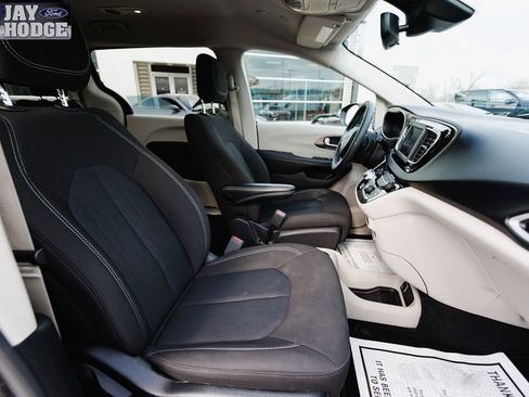 Used 2023 Chrysler Voyager LX image 16