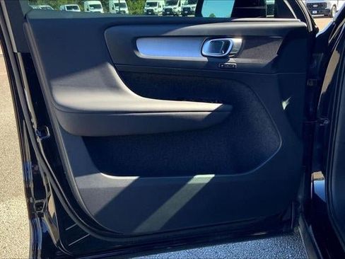 Used 2022 Volvo XC40 T5 Momentum image 57