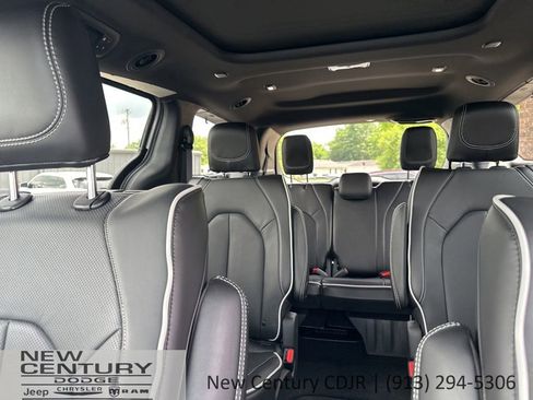 New 2026 Chrysler Pacifica Limited w/ Uconnect Theater Family Group AWD/4WD image 32