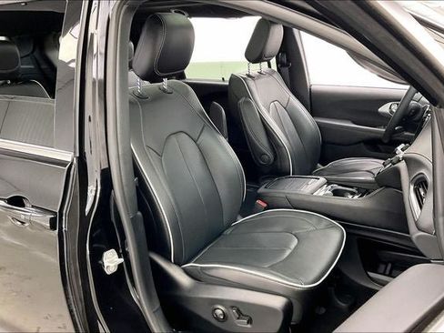 Used 2026 Chrysler Pacifica Limited FWD image 7