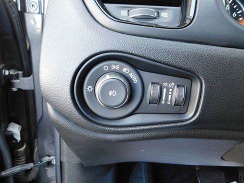 Used 2018 Jeep Renegade Altitude image 21