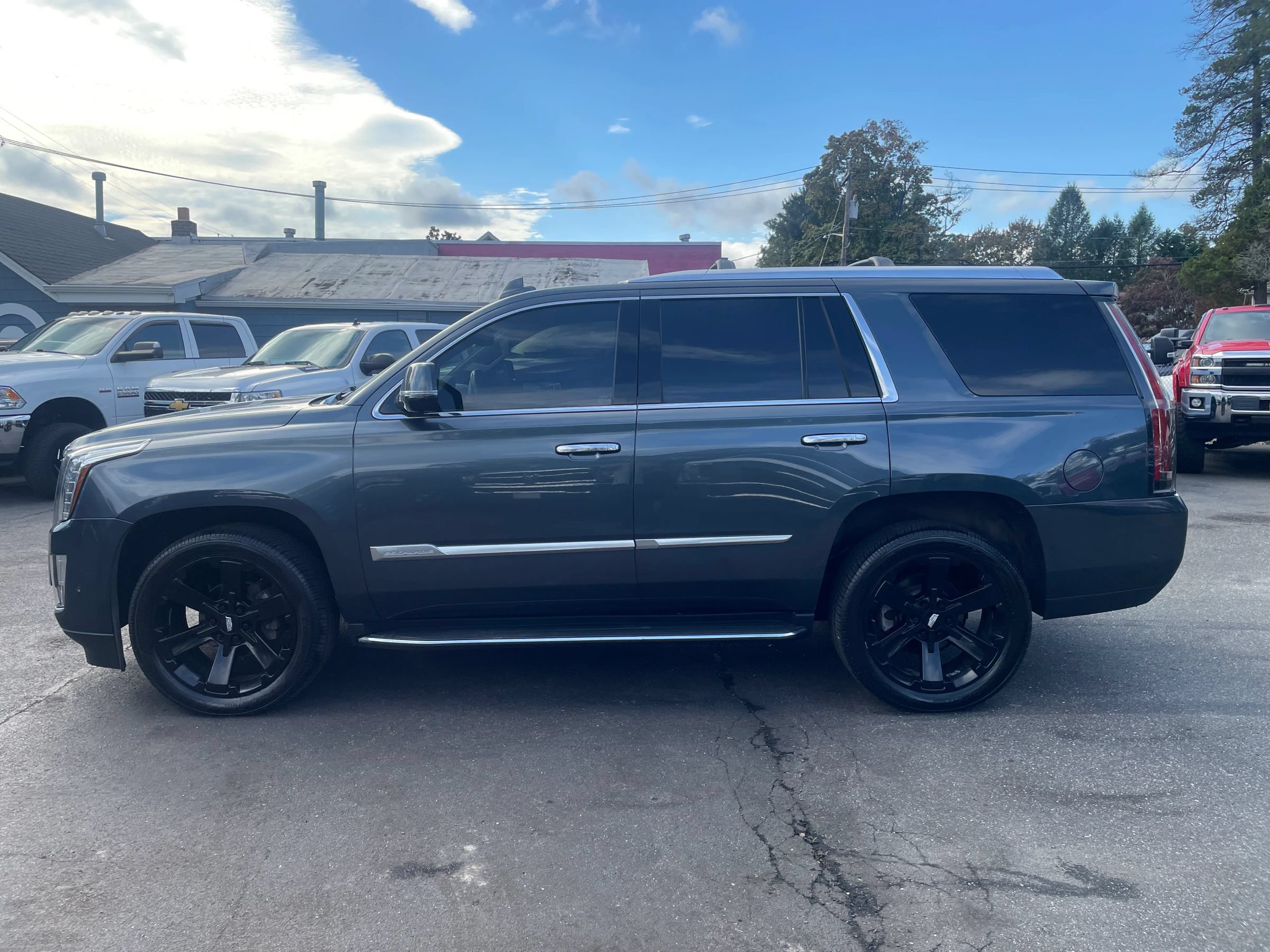 Used 2019 Cadillac Escalade Luxury AWD/4WD image 2