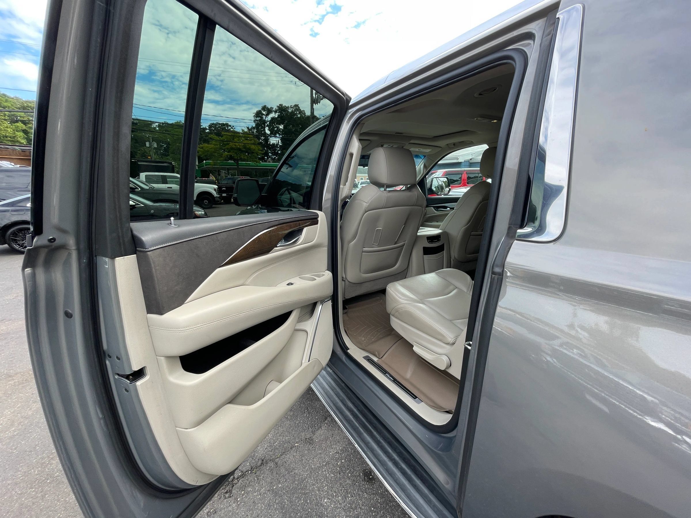 Used 2018 Cadillac Escalade ESV Luxury AWD/4WD image 12