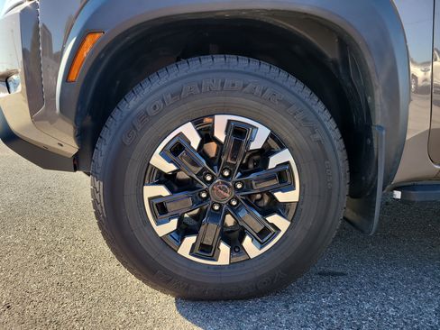 Used 2022 Nissan Frontier PRO-4X image 9