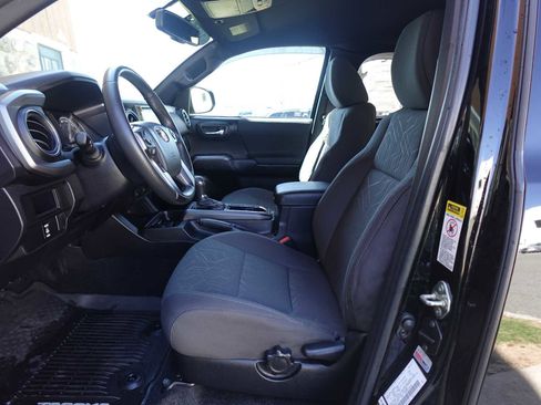 Used 2017 Toyota Tacoma TRD Sport w/ Tow Package (A/T) image 12