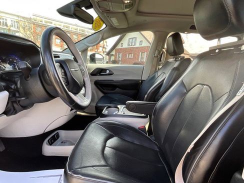 Used 2020 Chrysler Pacifica Limited FWD image 29