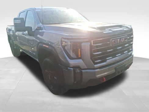 Used 2025 GMC Sierra 2500 AT4 AWD/4WD image 3