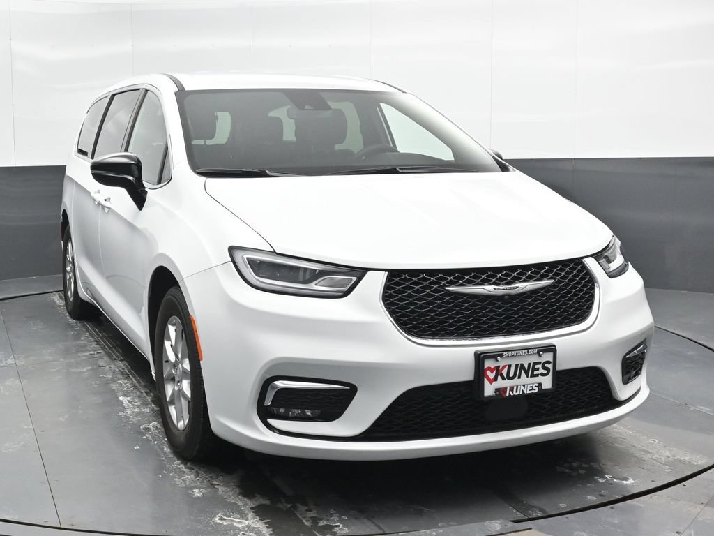 Used 2025 Chrysler Pacifica Select FWD image 4