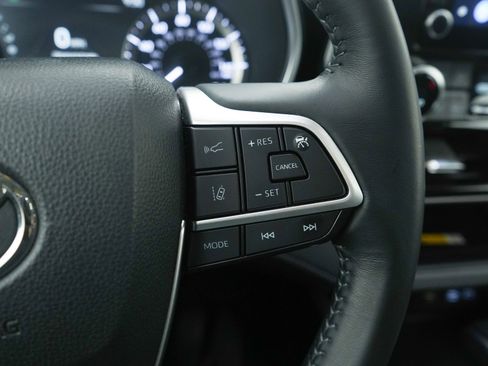 Used 2024 Toyota Highlander XLE image 28