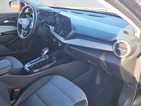 Used 2025 Chevrolet Trax LT w/ LT Convenience Package image 19