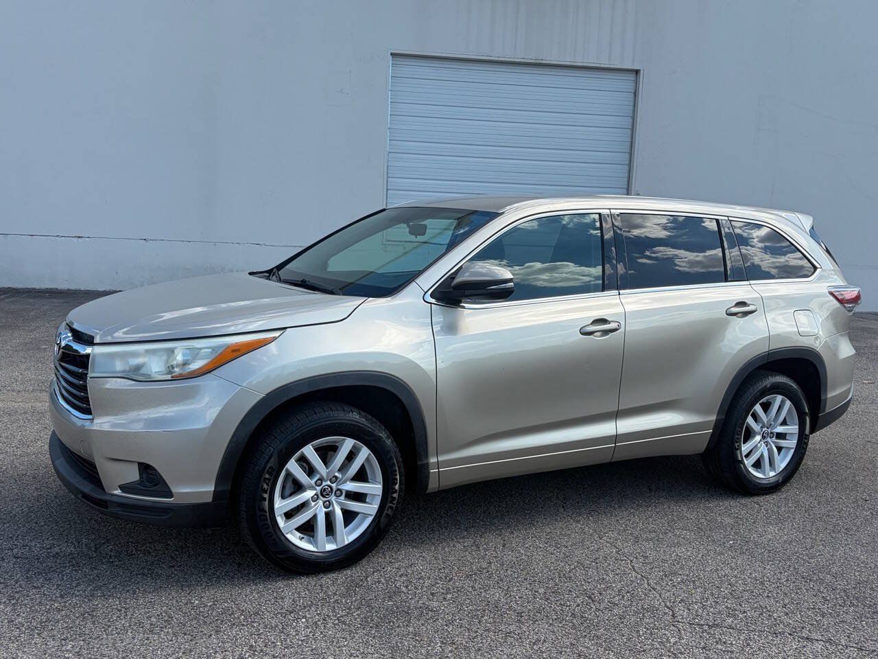 Used 2016 Toyota Highlander LE FWD image 2