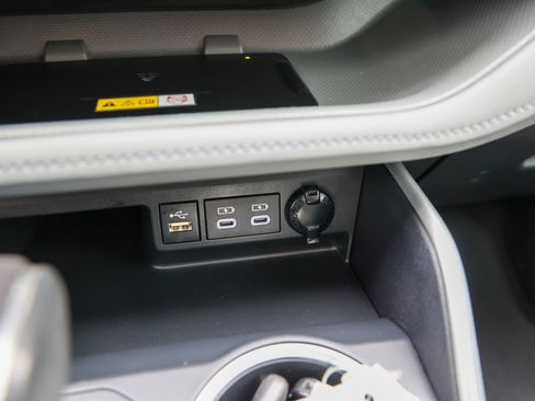 Used 2025 Toyota Highlander XLE AWD/4WD image 60