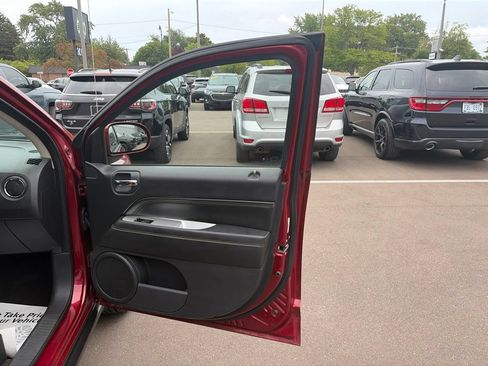 Used 2014 Jeep Compass Latitude FWD image 17