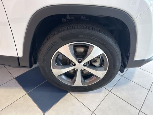 Used 2022 Jeep Cherokee Limited AWD/4WD image 7