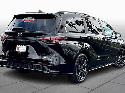 Used 2021 Toyota Sienna XSE w/ XSE Plus Package image 12