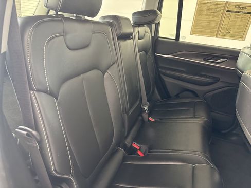 Used 2023 Jeep Grand Cherokee Limited w/ Black Appearance Package image 27