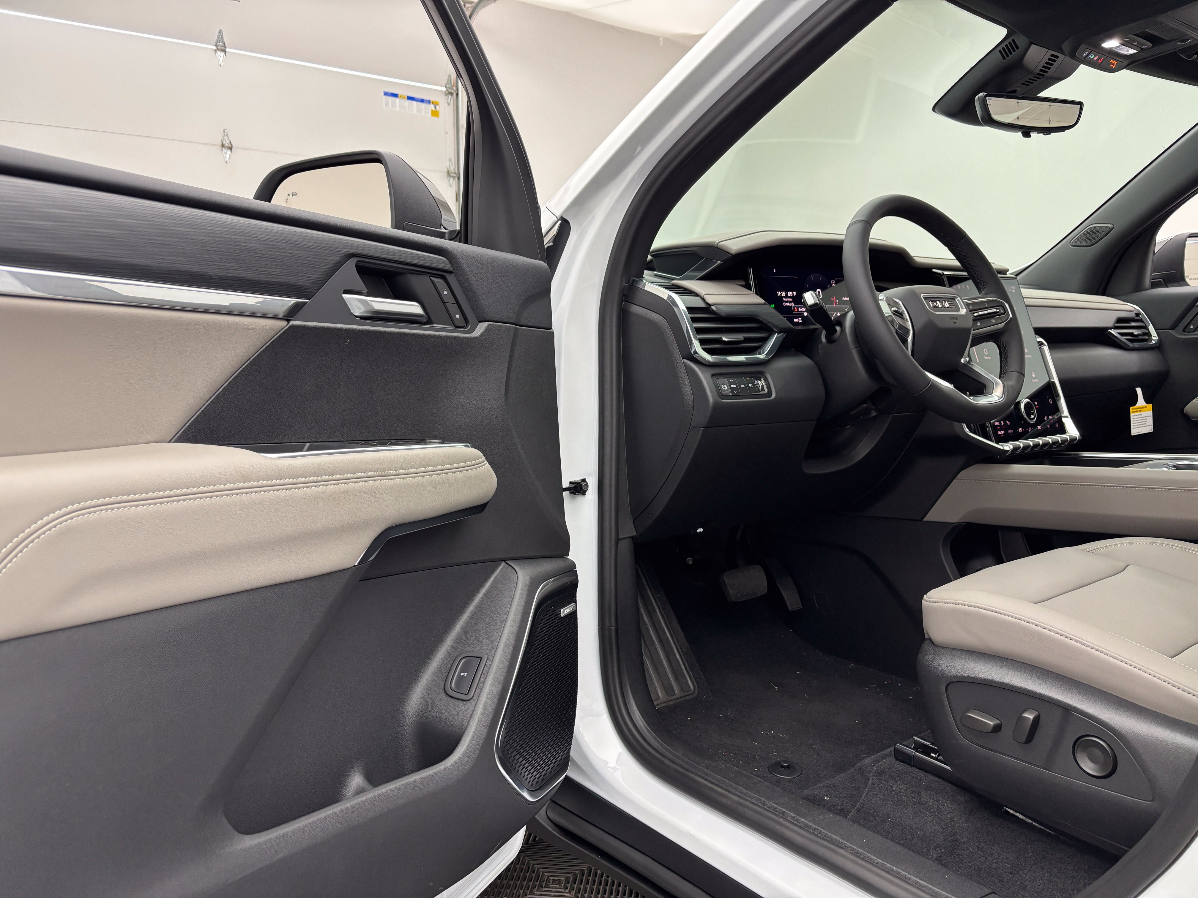 New 2027 GMC Acadia Elevation w/ Elevation Premium Package AWD/4WD image 18