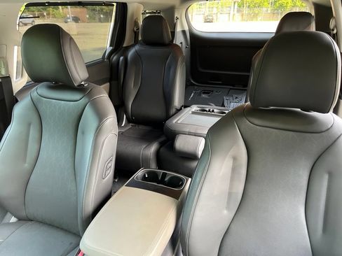 Used 2026 Kia Carnival EX FWD image 31