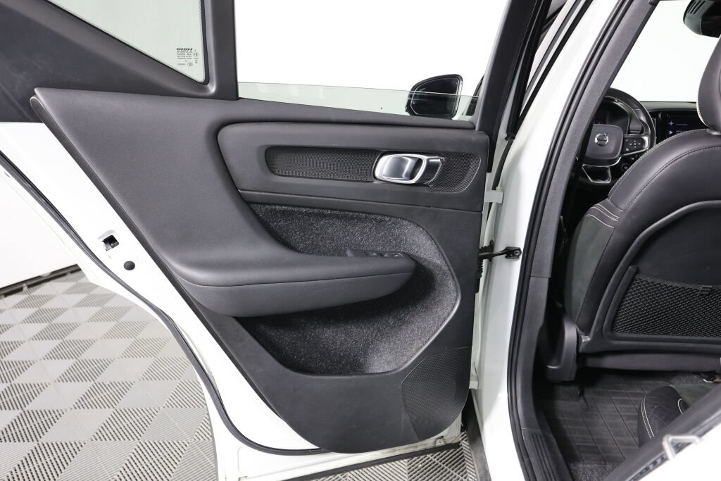 Used 2020 Volvo XC40 T5 R-Design AWD/4WD image 16