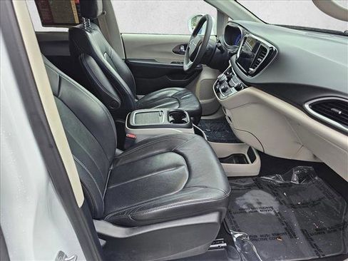 Used 2022 Chrysler Pacifica Touring-L image 10