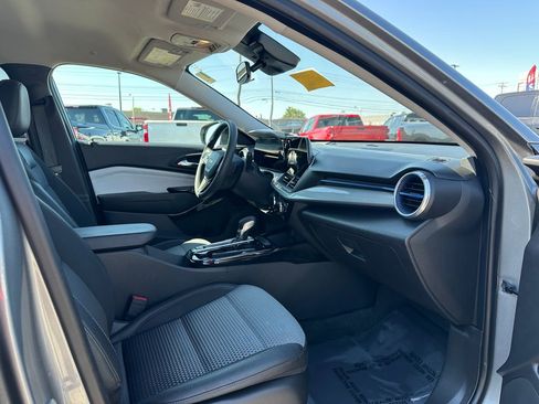 Certified 2025 Chevrolet Trax LT FWD image 20