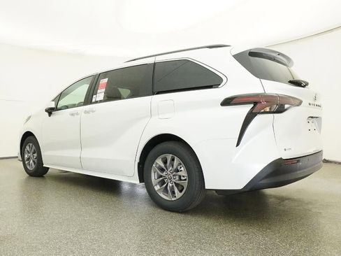 New 2026 Toyota Sienna XLE image 21
