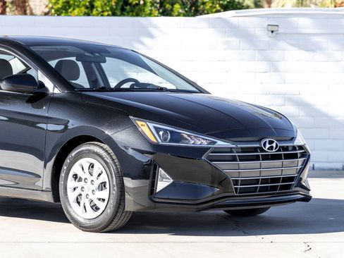 Used 2020 Hyundai Elantra SE image 3