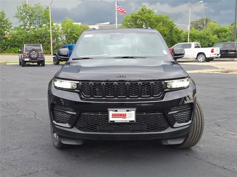New 2025 Jeep Grand Cherokee Altitude image 4