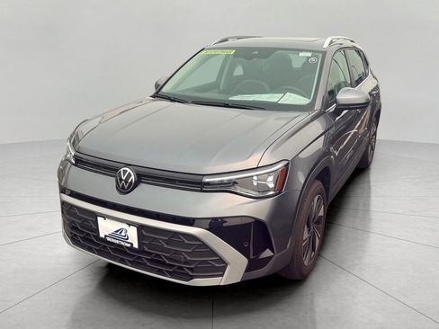 Used 2025 Volkswagen Taos SE AWD/4WD image 32