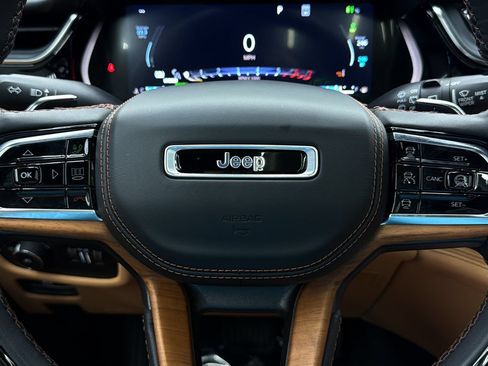 Used 2023 Jeep Grand Cherokee Summit AWD/4WD image 25